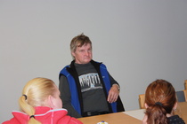 Terho katsoo Nina ja Terhi niskasta